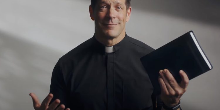 Svećenik oborio rekord: Ispričao Bibliju u 10 minuta