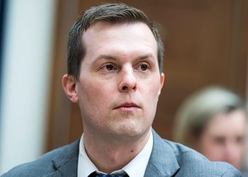 Swing District Dem proziva ‘opasne laži’ stranaka: ‘Demokracija ili autoritarizam’