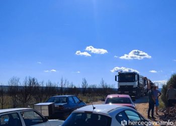 TEGLJAČI PRVO KRENULI KROZ SELO Mještani Miljkovića blokirali ilegalni put za kamenolom