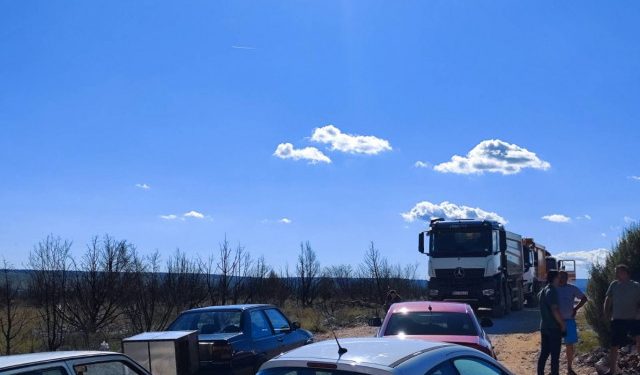 TEGLJAČI PRVO KRENULI KROZ SELO Mještani Miljkovića blokirali ilegalni put za kamenolom