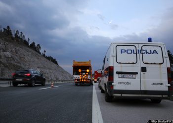 TEŠKA NESREĆA Kod Otočca automobil i kombi završili na krovu. Zatvorena autocesta | NACIONAL.HR