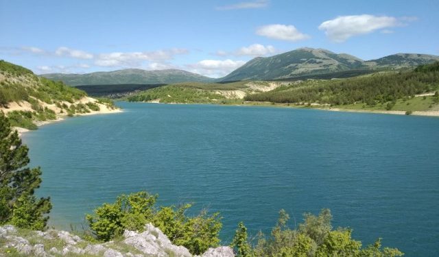 TRAGIČNA SMRT UTAPANJEM Jedan od mladića izvučen iz jezera Mandek preminuo, drugom se bore za život