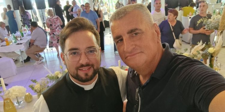 TRI BRATA, SVA TRI SVEĆENIKA I Miro Bulj se odazvao svečanom slavlju mladomisnika Roberta