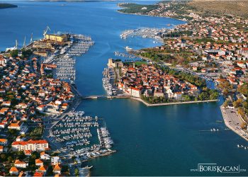 TROGIR JE MALA VENECIJA Pravi je raj za brodice i brodare! Svakako je raj i za ljubitelje umjetnosti, starine i uopće ljepote…