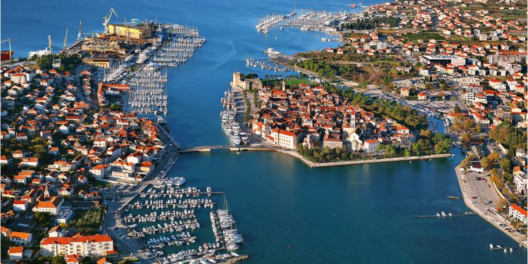 TROGIR JE MALA VENECIJA Pravi je raj za brodice i brodare! Svakako je raj i za ljubitelje umjetnosti, starine i uopće ljepote…