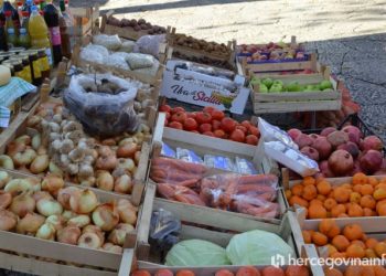 TRPE GUBITKE Trgovci na otvorenom žale se zbog propadanja robe uslijed visokih temperatura