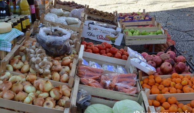 TRPE GUBITKE Trgovci na otvorenom žale se zbog propadanja robe uslijed visokih temperatura