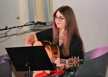 Tea Vidaić ima novu pjesmu “Razbilo je more”. Nježna balada posvećena svim pomorcima, kapetanima, mornarima, brodovima… po morima diljem svijeta