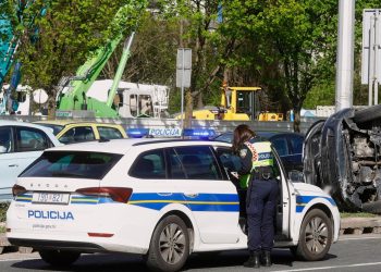 Tragedija na cesti: Sebe i ženu namjerno zakucao autom u betonski zid