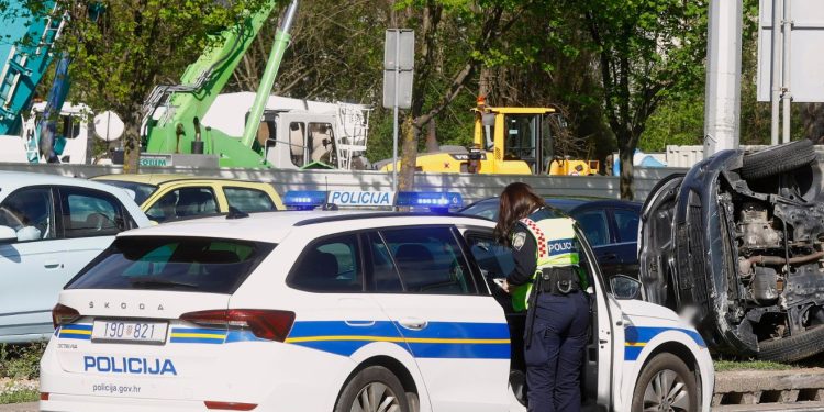 Tragedija na cesti: Sebe i ženu namjerno zakucao autom u betonski zid