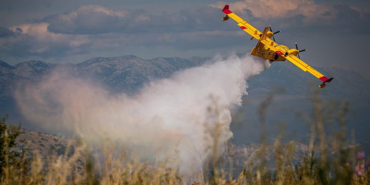 POŽAR KOD TROGIRA Lokaliziran je zahvaljujući velikim naporima vatrogasaca | NACIONAL.HR
