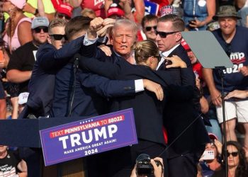 Trump pogođen metkom na predizbornom skupu (VIDEO) — RT World News