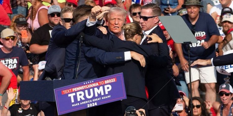 Trump pogođen metkom na predizbornom skupu (VIDEO) — RT World News