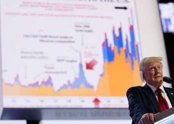 Trump pokazuje imigracijski grafikon sa skupa u Pennsylvaniji na RNC-u