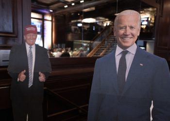 Trump predlaže simultani mentalni test s Bidenom — RT World News