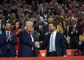 Trump sa zavojem na uhu stao pred oduševljenu gomilu: Cijela dvorana je vikala ‘borba’