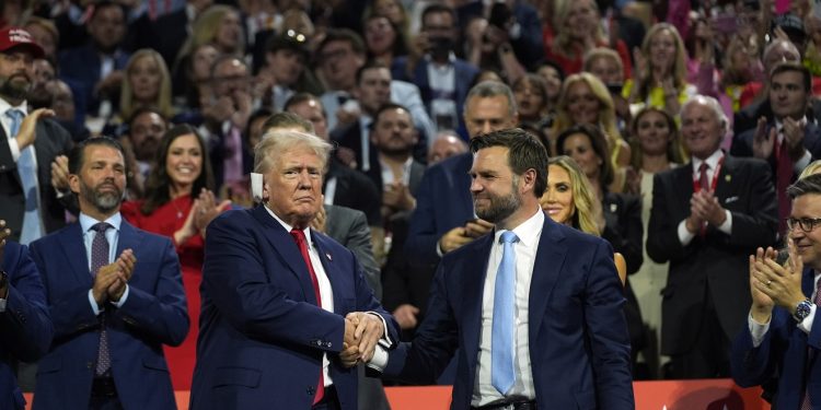 Trump sa zavojem na uhu stao pred oduševljenu gomilu: Cijela dvorana je vikala ‘borba’