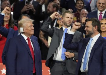 Trump se prvi put pojavio u javnosti nakon pokušaja atentata (VIDEO) — RT World News