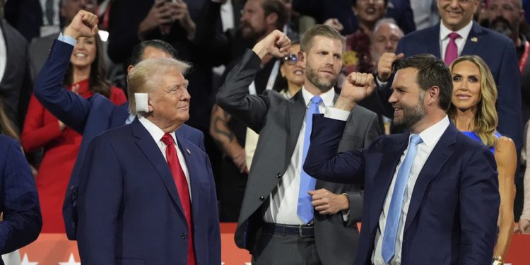 Trump se prvi put pojavio u javnosti nakon pokušaja atentata (VIDEO) — RT World News