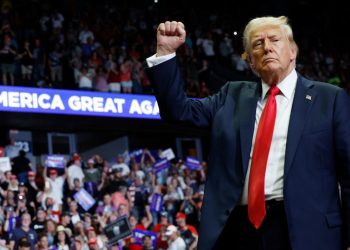 Trump vodi prema anketama Harrisa – WSJ i Forbes – RT World News