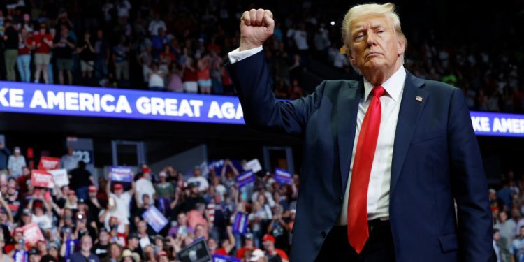 Trump vodi prema anketama Harrisa – WSJ i Forbes – RT World News