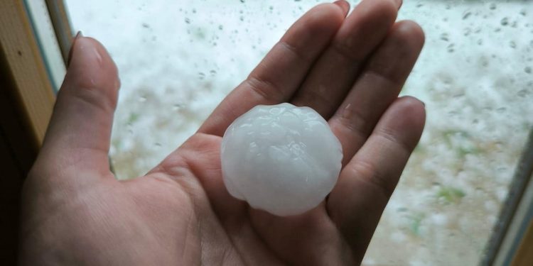 IDE PREMA HRVATSKOJ Oluja poharala Sloveniju, tuča razbijala krovove i stakla na automobilima | NACIONAL.HR