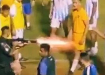 Tučnjava na terenu, policajac puca gumeni metak.  Ludnica u brazilskoj drugoj ligi