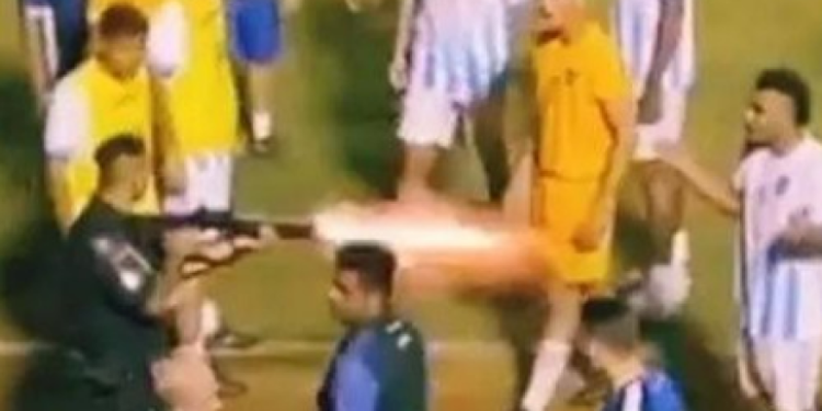 Tučnjava na terenu, policajac puca gumeni metak. Ludnica u brazilskoj drugoj ligi
