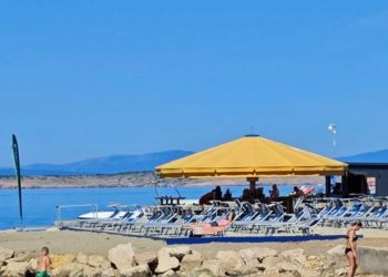 Tvrtka u Crikvenici na gradskoj plaži postavila 60 ležaljki