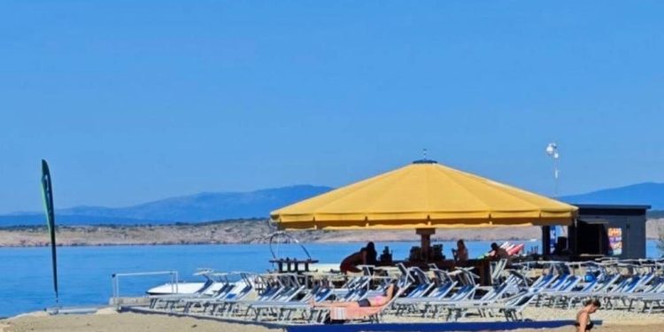 Tvrtka u Crikvenici na gradskoj plaži postavila 60 ležaljki