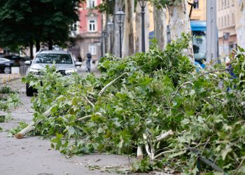 U Zagrebu padale grane, stali tramvaji: Tuča i poplave, brojne intervencije vatrogasaca