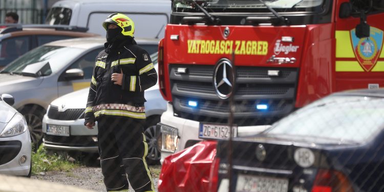 U blizini Doma sportova buknuo požar, vatrogasci iznosili plinske boce: ‘Tamo ima i ulja i masti’