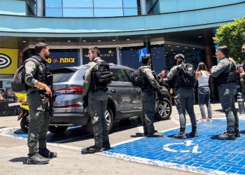 U napadu nožem u izraelskom trgovačkom centru jedna osoba je ubijena, kažu vlasti