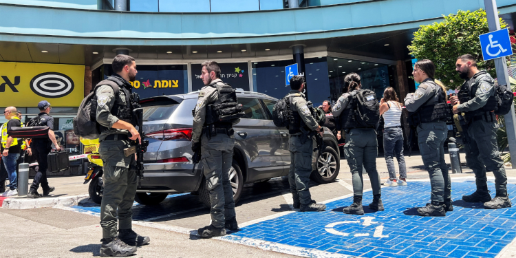 U napadu nožem u izraelskom trgovačkom centru jedna osoba je ubijena, kažu vlasti