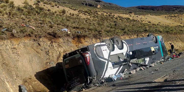 U nesreći autobusa na popularnom turističkom mjestu u planinskom području poginulo 25 osoba, istraga u tijeku