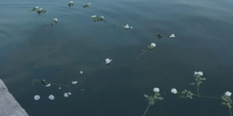 U povodu 29. godišnjice genocida u Srebrenici u more bačeno 29 ruža