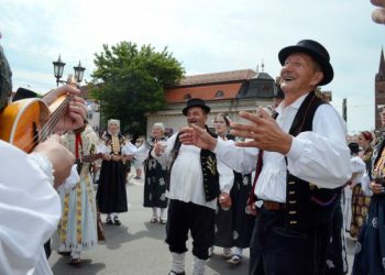 U povorci 60 folklornih grupa, zaprege i jahači