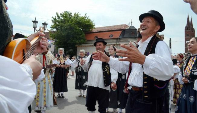 U povorci 60 folklornih grupa, zaprege i jahači