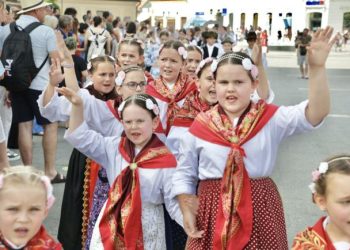 U raspjevanoj povorci 1200 malih folkloraša
