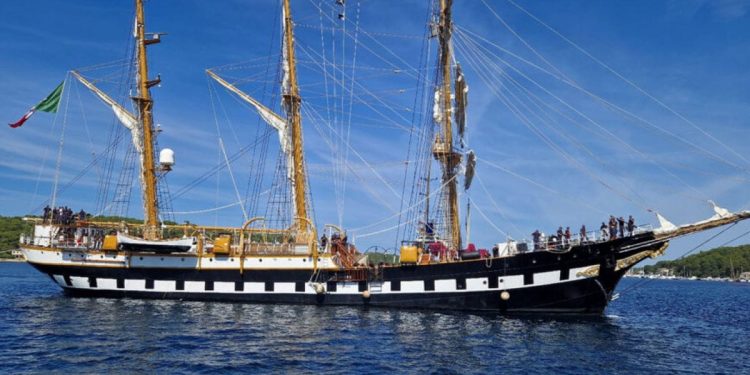 U sklopu bilateralne vojne suradnje, školski brod Ratne mornarice Talijanske Republike boravio u luci Mali Lošinj