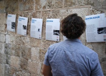 U staroj gradskoj jezgri Makarske otvorena je izložba koja ulice ispunjava zaboravljenim Riječima