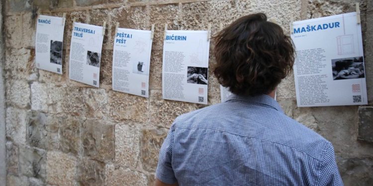 U staroj gradskoj jezgri Makarske otvorena je izložba koja ulice ispunjava zaboravljenim Riječima