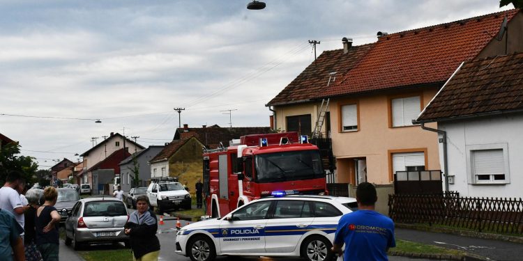 UDAR GROMA Slavonka neutješna: ‘Osjetila sam dim i shvatila da moja kuća gori. Plačeš, trčiš po ulici…’ | NACIONAL.HR