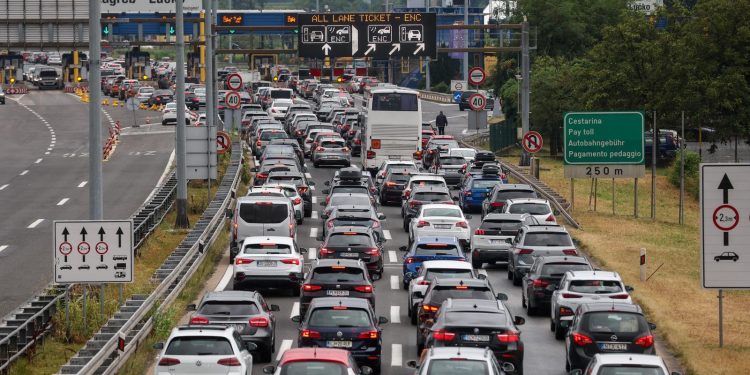UDARNI TURISTIČKI VIKEND Kilometarske kolone na Lučkom i Bajakovu. Evo gdje su još velike gužve | NACIONAL.HR