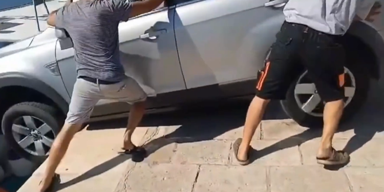 URNEBESAN VIDEO Spašavanje automobila koje je ‘za dlaku’ sletjelo u more