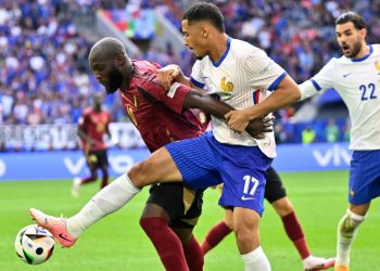 UŽIVO: Hernández fantastičnom intervencijom spasio Francuze, pogodak visi u zraku