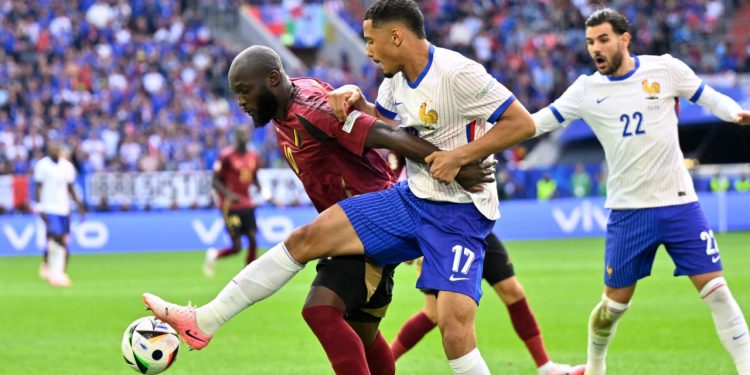 UŽIVO: Hernández fantastičnom intervencijom spasio Francuze, pogodak visi u zraku