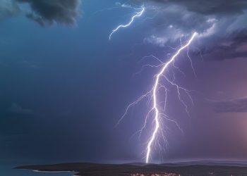Udar munje aktivirao požar na trogirskom području. Više vatrogasnih društava na terenu