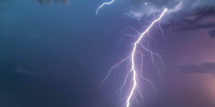 Udar munje aktivirao požar na trogirskom području. Više vatrogasnih društava na terenu