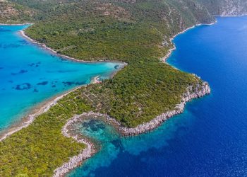 Ukrajinka uništila šumu, ugrozila stanište ptica, skinula oznaku zabrane gradnje pa gradila u zaštićenom obalnom pojasu na Pelješcu!